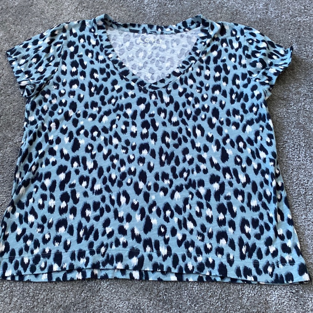 Ann Taylor Loft blue leopard short sleeve tee XS